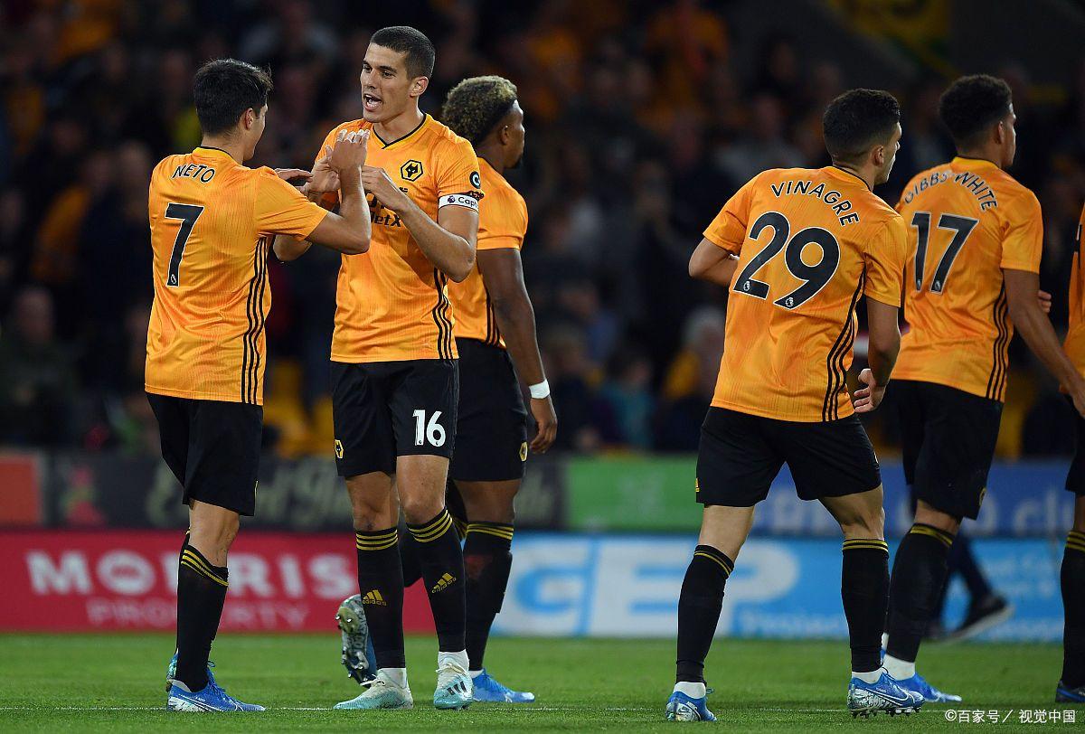 狼队门将神勇扑救,帮助球队逃过失球危机 狼队门将神勇扑救,帮助球队逃过失球危机